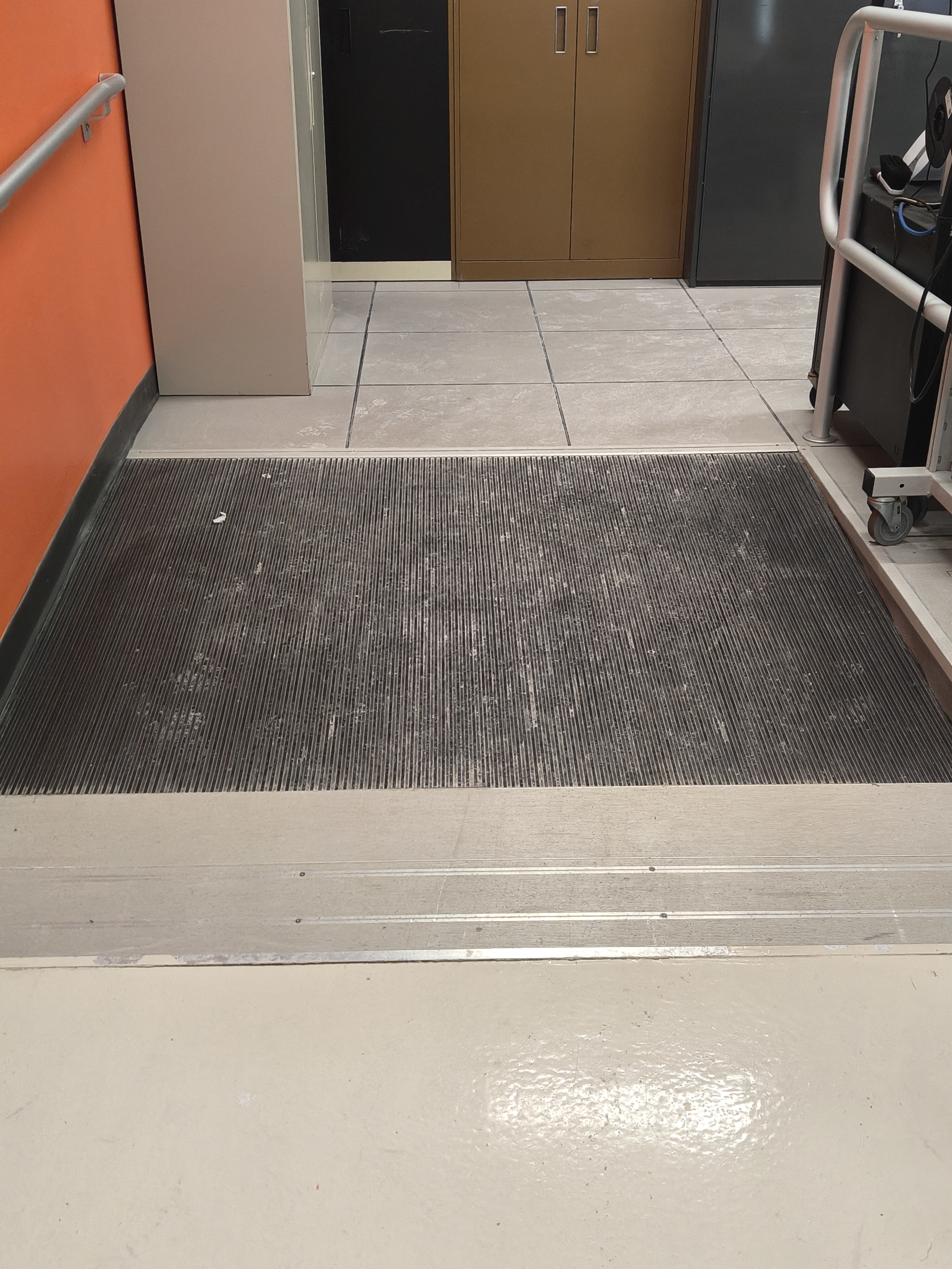 The sound of walking on the road